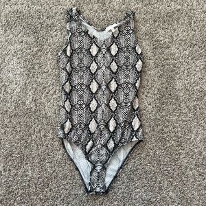 🤍NWOT snake print body suit🤍